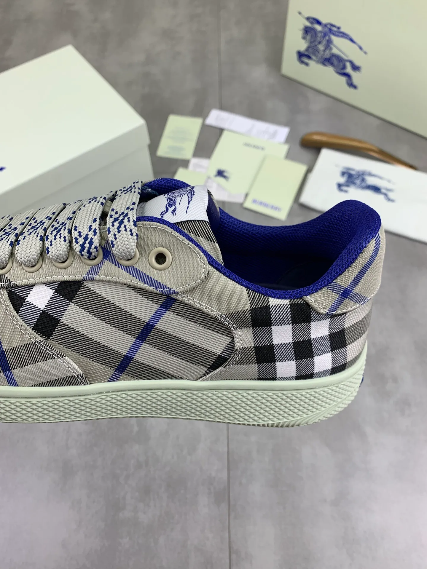 Factory price P580 [BURBERRY] Burberry - High-end quality original order (couples 🧑‍🤝‍🧑 style) - Upper: imported 🔝 original material - Lining: cowhide lining, feet; water-dyed cowhide - Outsole: ultra-light TPR rubber; two-color molded outsole - Ultra-high quality control, fine workmanship: highlighted (high-end, extravagance, grade) -Size: 35-46 (male 38 46 Female 35 40 Customized)·Color: 5️⃣colors available